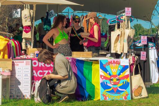 zdjęcie stosika, widać torby, plakat, ubrania